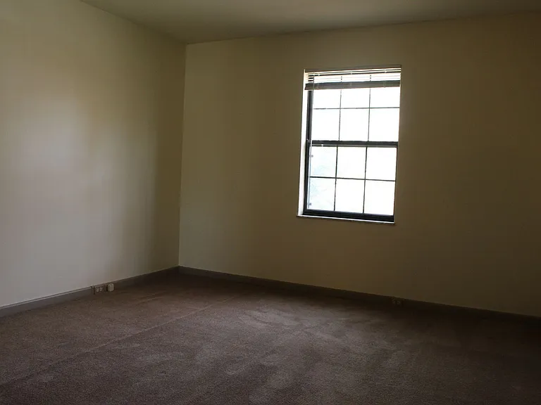 516-520 Rebecca Ave — Photo 6