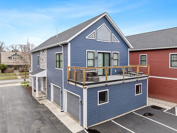 2nd image of 633 Fairview Ave NE #1
