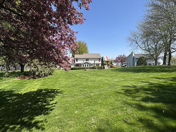 4th image of 829 Foxfield ROAD