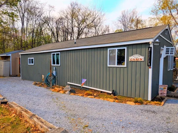 12 Boo Blvd, Falling Waters, WV 25419