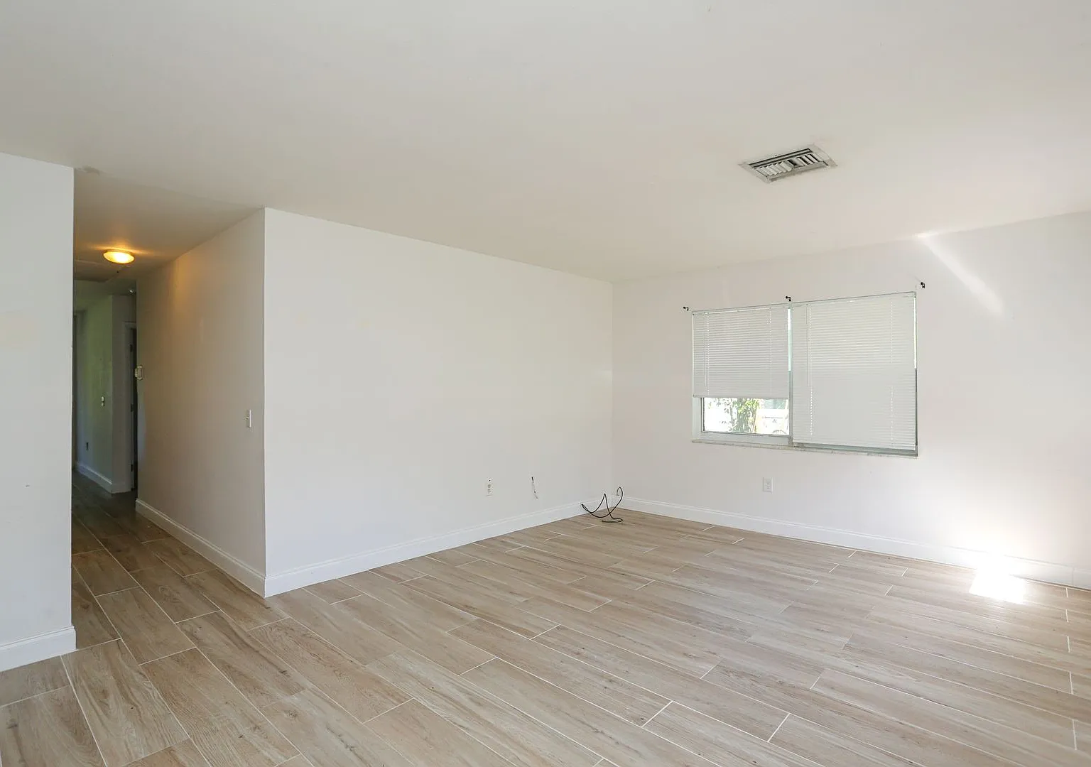 **New Pictures 2 Bed/1 Bath Unit** Sunrise Villas ** Pet Friendly ** Close To I-75 ** — Photo 3