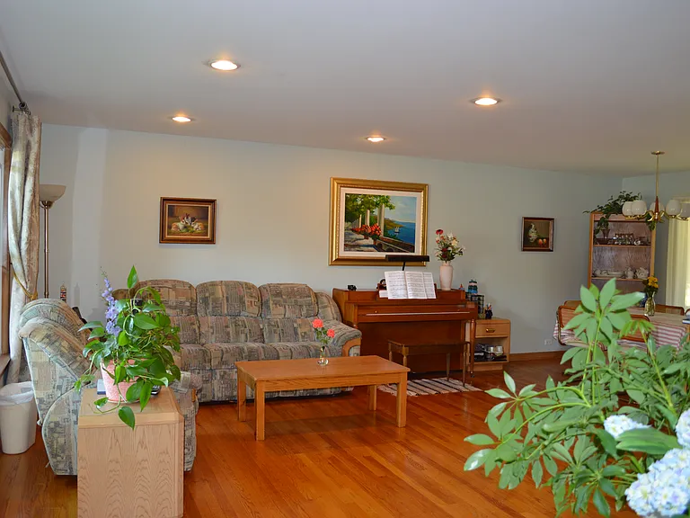 414 Brook Ln — Photo 3