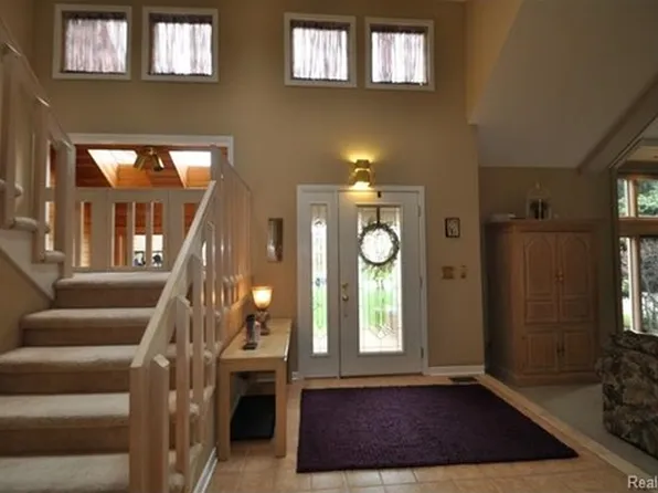 518 Sunlight Dr, Rochester Hills, MI 48309