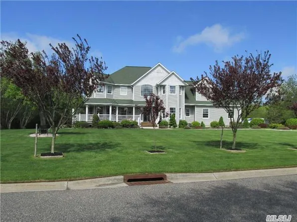 8 Jareds Path, Brookhaven, NY 11719