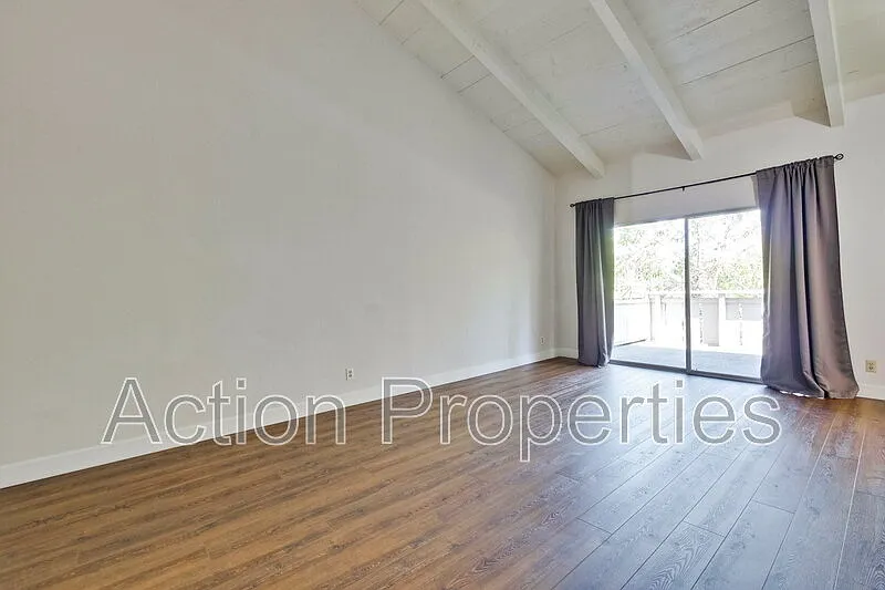 1 bed, 1.0 bath, 812 sqft, $2,995 — Photo 2