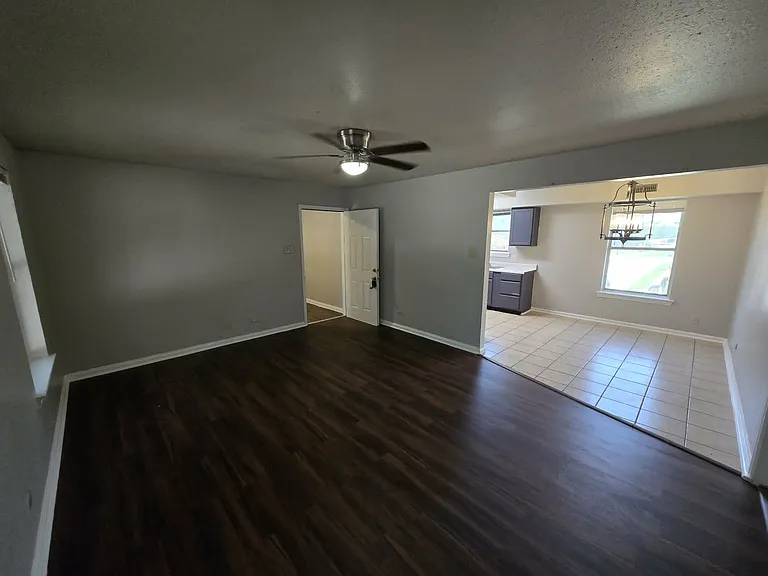 LUXURY VINYL PLANKS