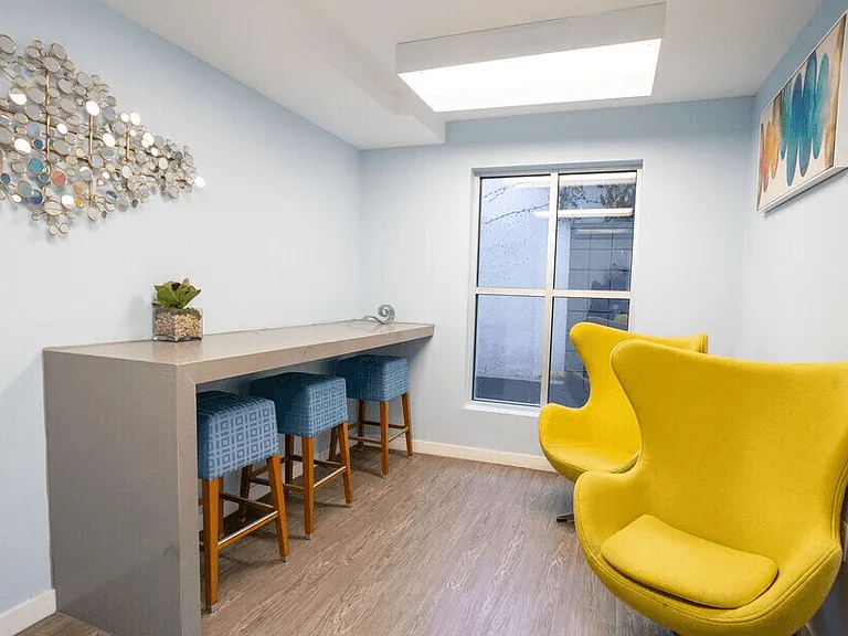 South Olive Apartments — Photo 5
