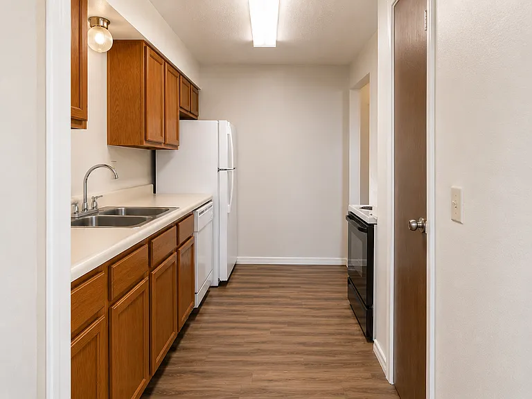 Woodside Village Apartments — Photo 28