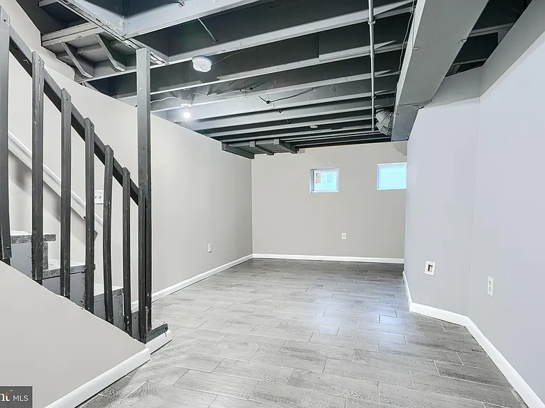 1127 Sargeant St — Photo 30