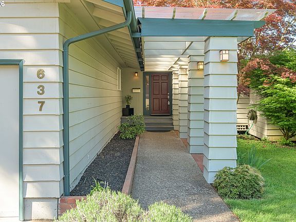2nd image of 637 E 39th Pl