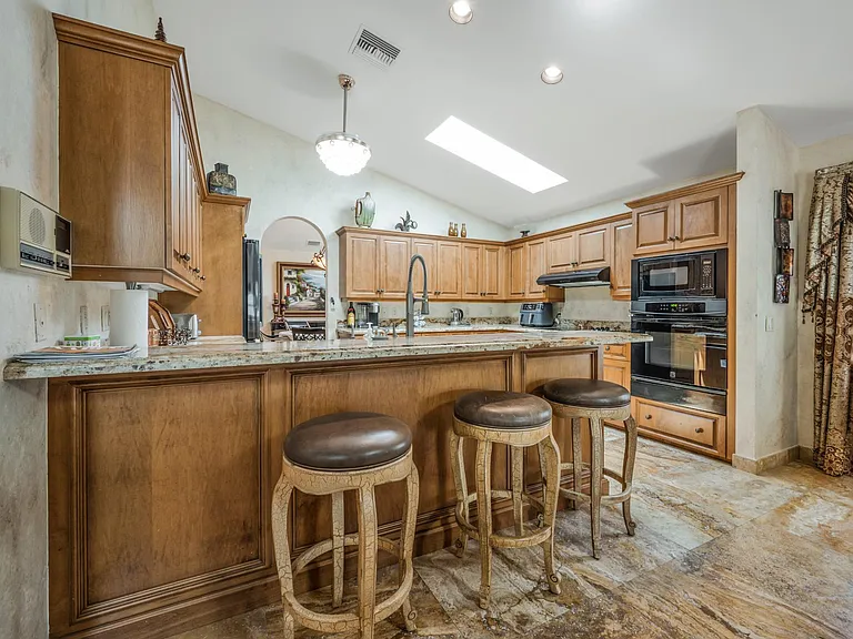 481 Crestwood Ln — Photo 36