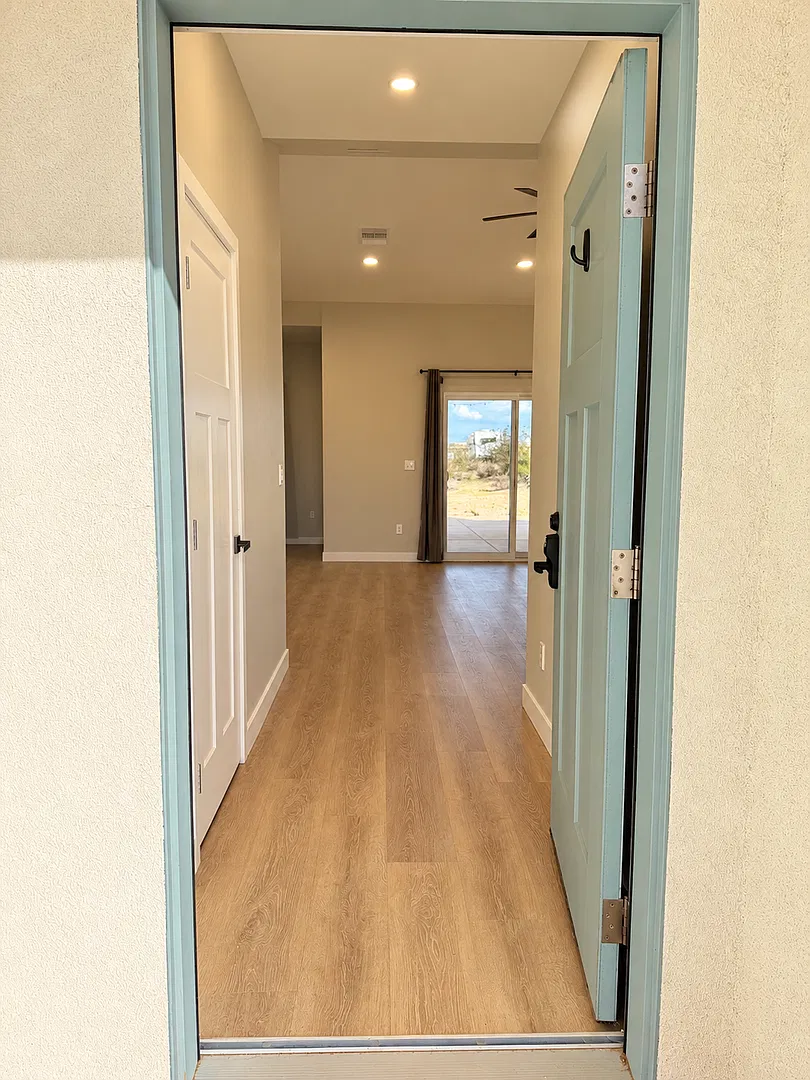 Gorgeous 4 Bedroom 2 Bathroom Home — Photo 3