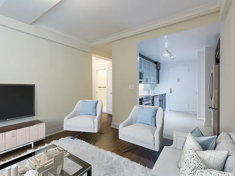 210 W 70th St #1506 — Photo 2