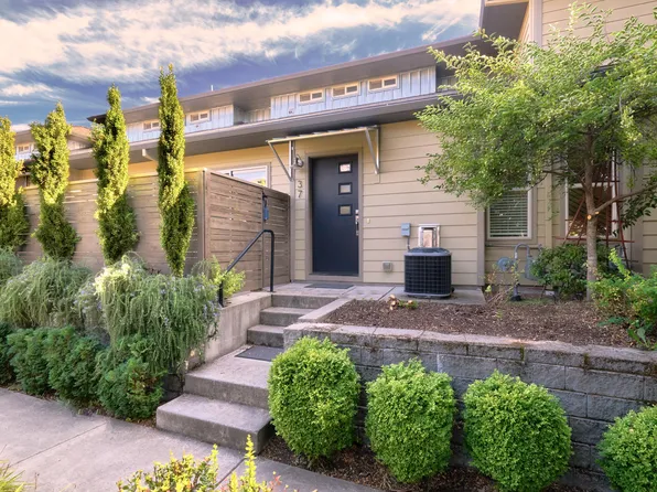 37 N Mountain Ave, Ashland, OR 97520