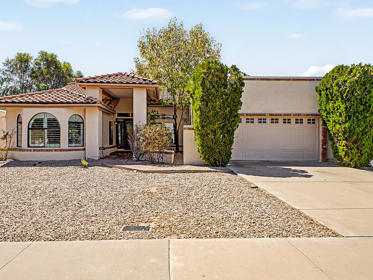 4 bed, 2200 sqft, $3,295 — Photo 3