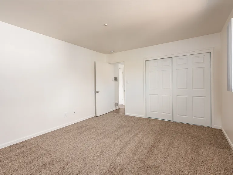 Los Robles Apartments — Photo 13
