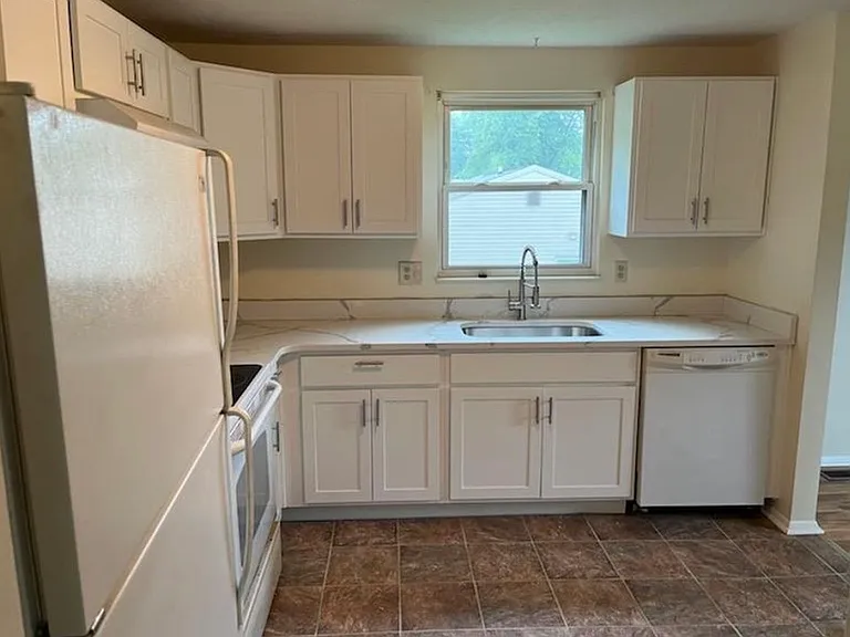 8734 Crestpointe Dr — Photo 3
