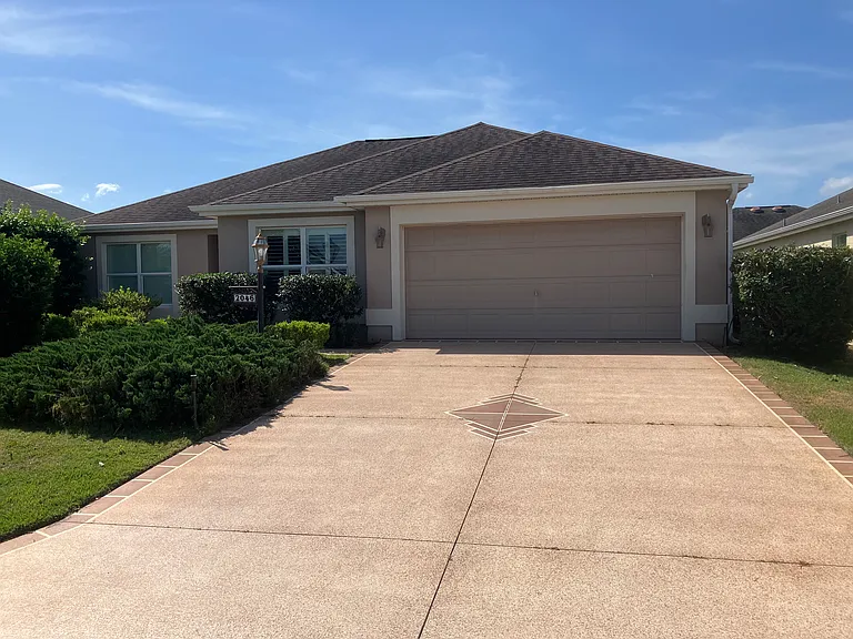 2046 McLin Ln — Photo 1