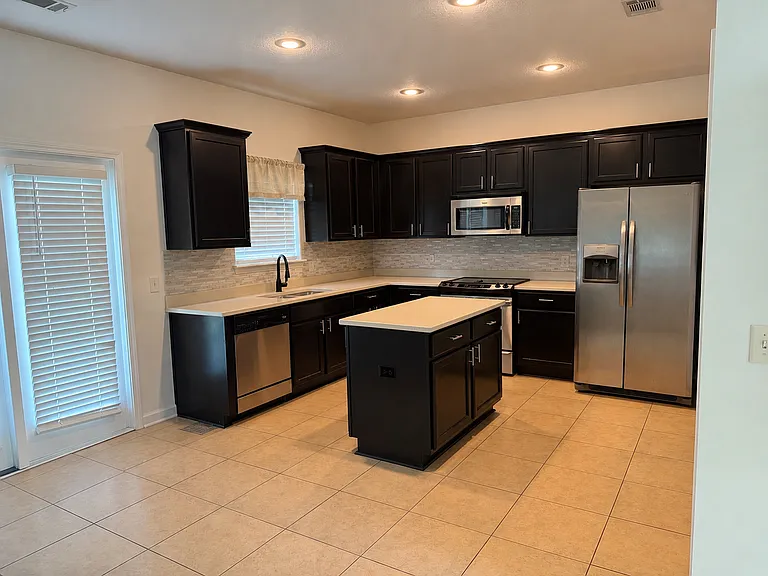 724 Canyon Dr — Photo 3