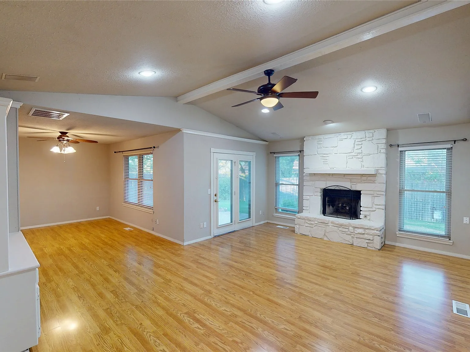 3 bed, 2.0 bath, 1744 sqft, $1,700 — Photo 2