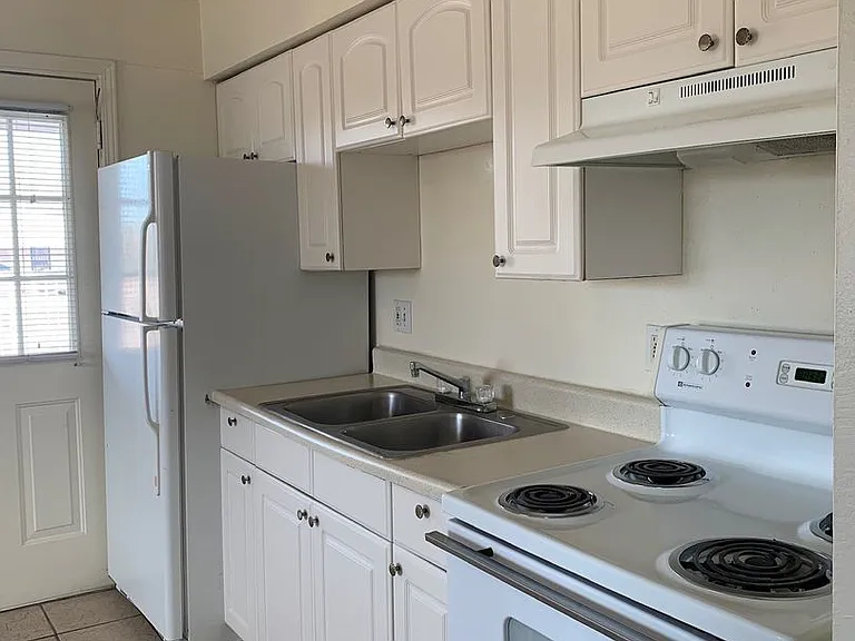 370 Atrisco Dr SW — Photo 10