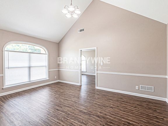 4th image of 657 McKenzie Cir