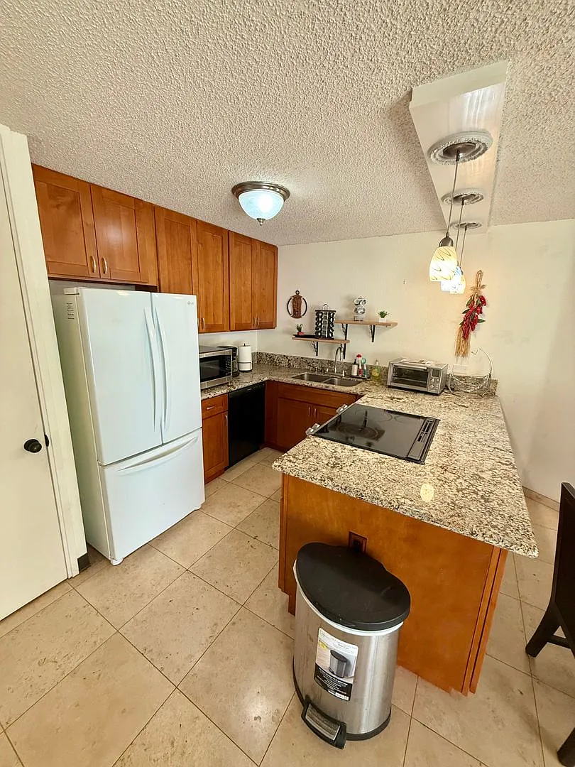 Spacious Fully Furnished 1 Bedroom / 1 Bathroom Condo For Rent in Maalea Mermaid with an ocean view! — Photo 3