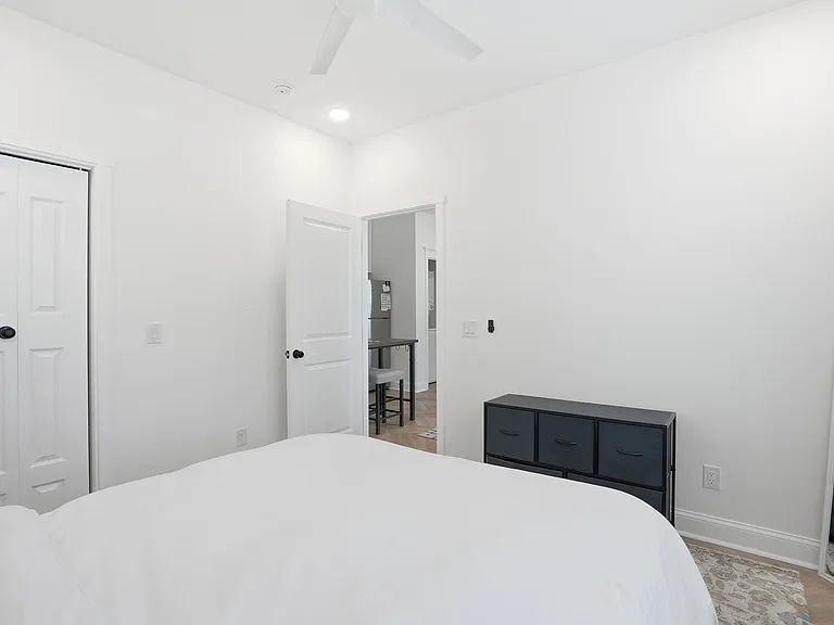 912 E Henry St — Photo 17