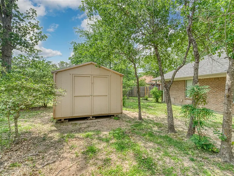 1402 Riverstone Ct — Photo 37