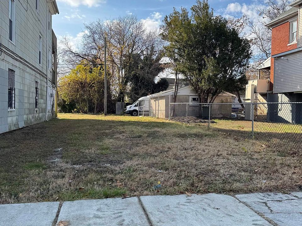 2nd image of 608 N Michigan Ave