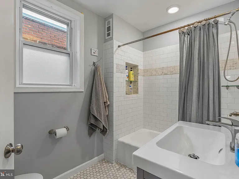 3183 E Thompson St — Photo 21