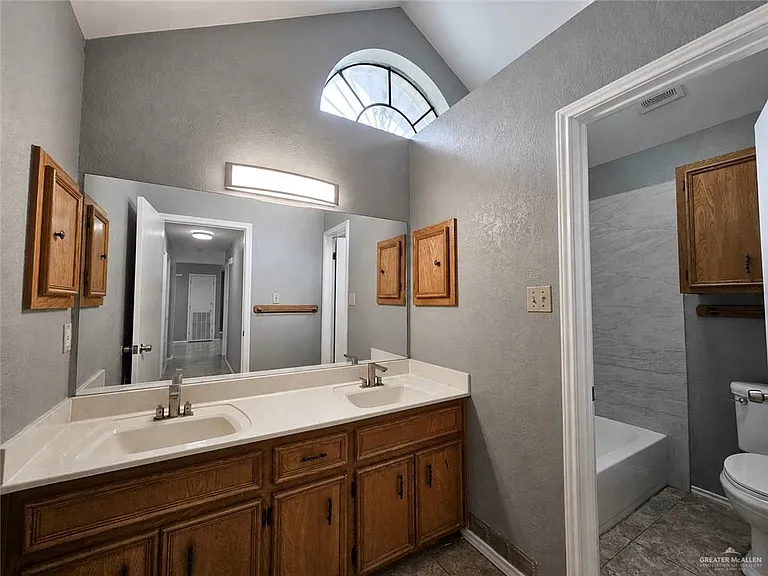 2208 Robin Ave W — Photo 19