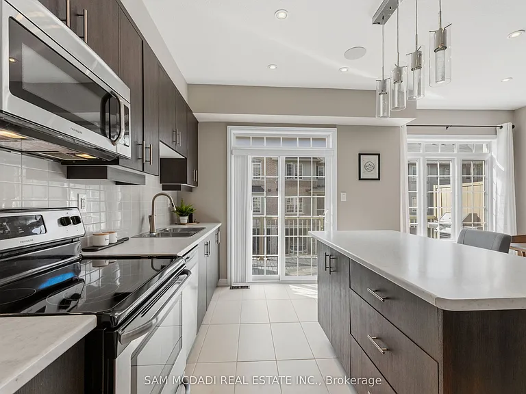215 Dundas St E #9 — Photo 13