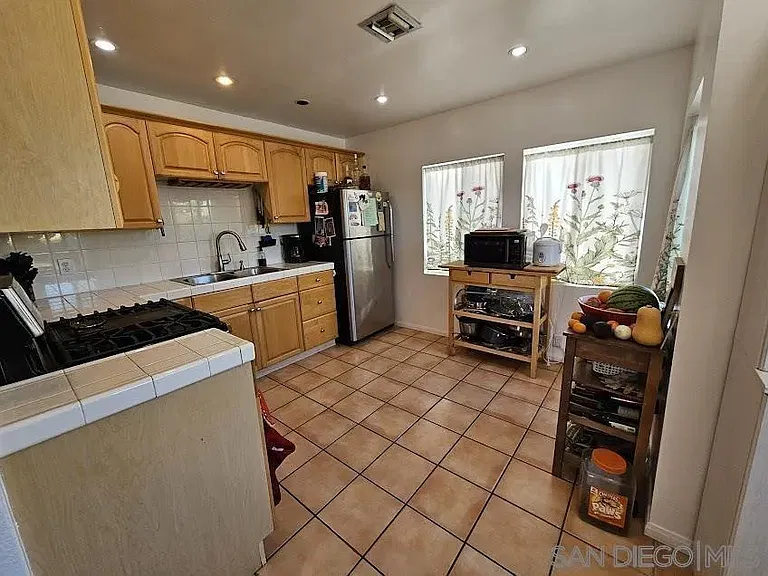 4076 Manzanita Dr — Photo 3