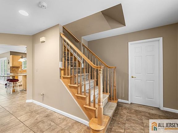 4th image of 1 Pine View Ct