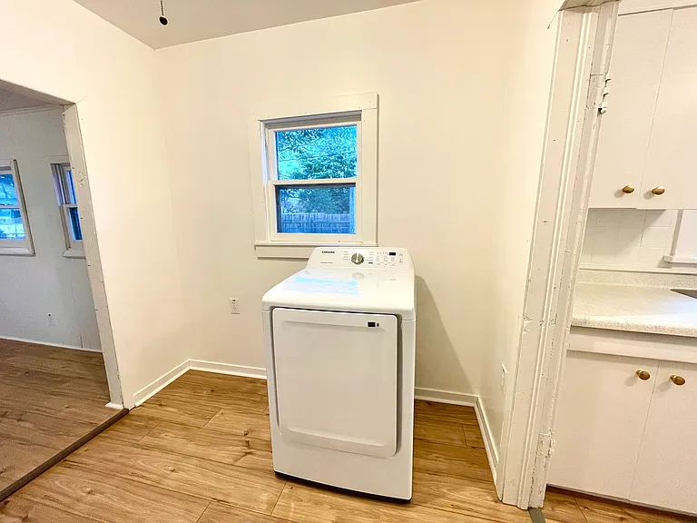 408 E Carpenter St — Photo 17