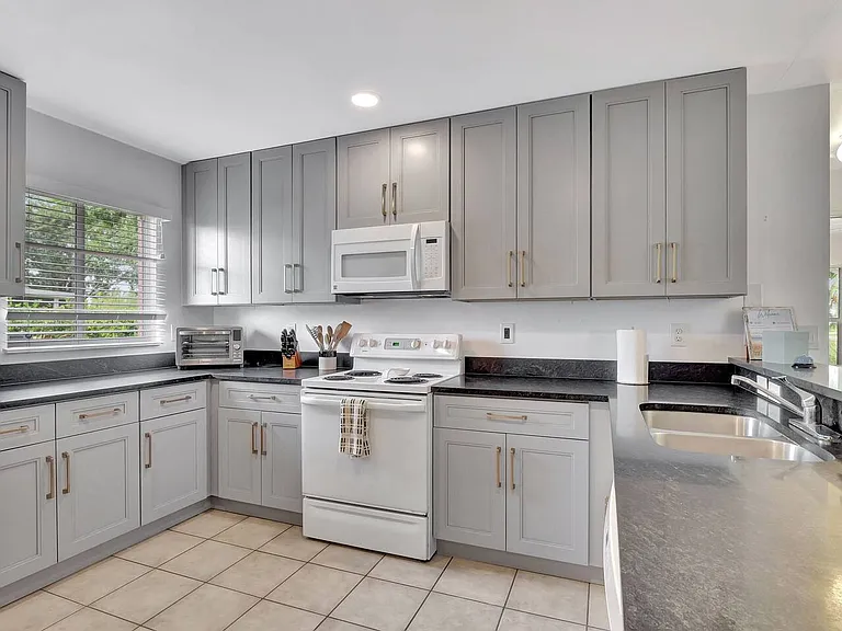 1203 SW 31st Ter — Photo 10