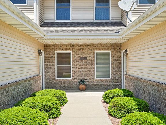 2nd image of 865 Prairie Gdns #91