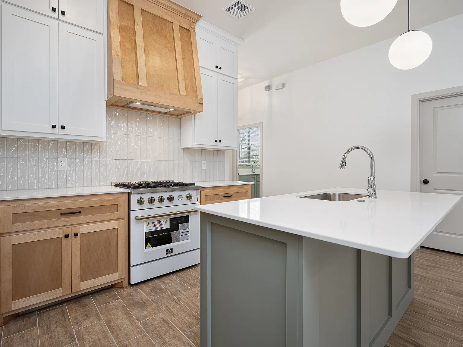 4 bed, 2212 sqft, $2,295 — Photo 2