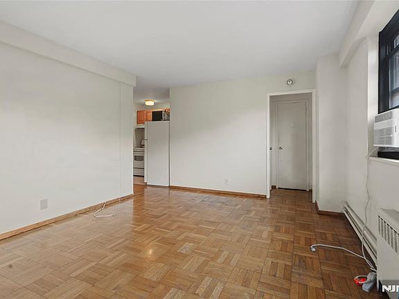 3rd image of 6515 Boulevard East