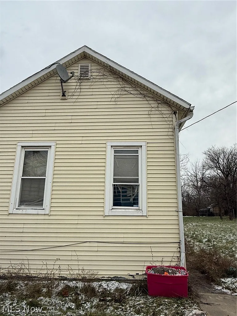 3325 E 49th St photo 1