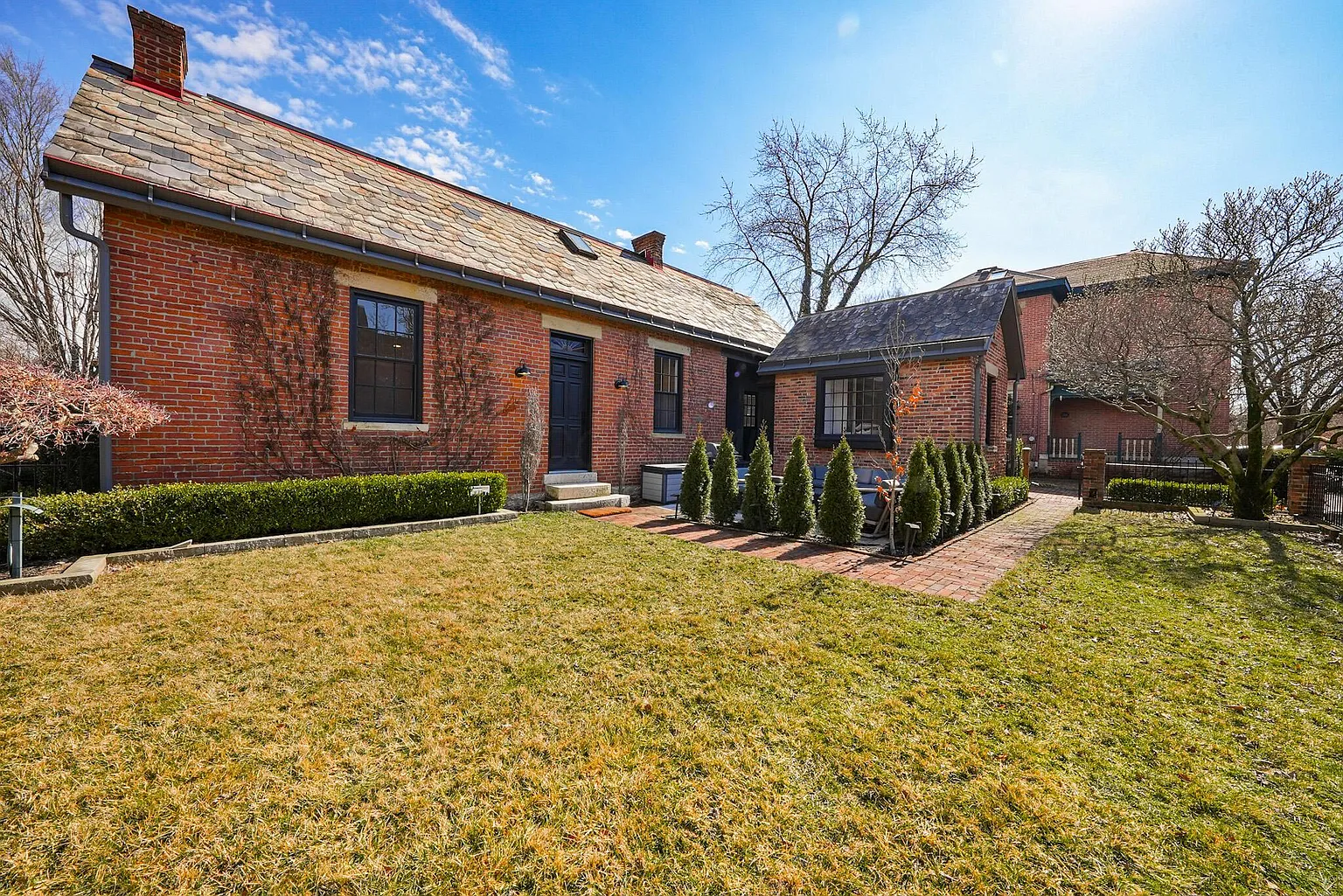 333 E Beck St photo 1