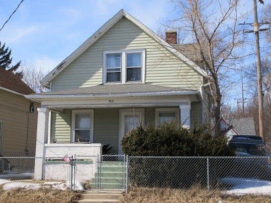 2nd image of 412 E Saint Paul Ave