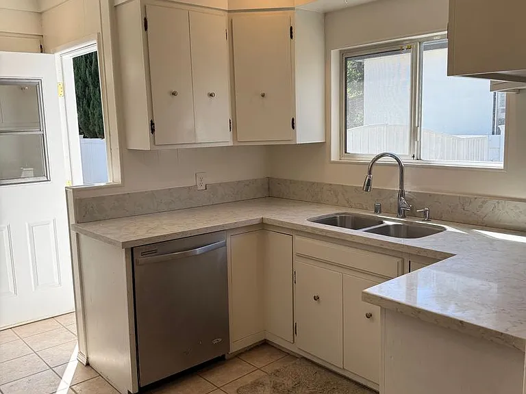 2523 S Bentley Ave — Photo 8