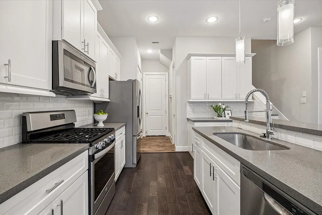 3 bed, 2.5 bath, 1675 sqft, $2,400 — Photo 4