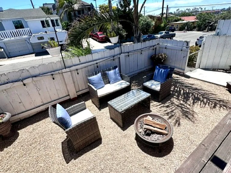 Nice palm tree for shade with fenced in front yard area