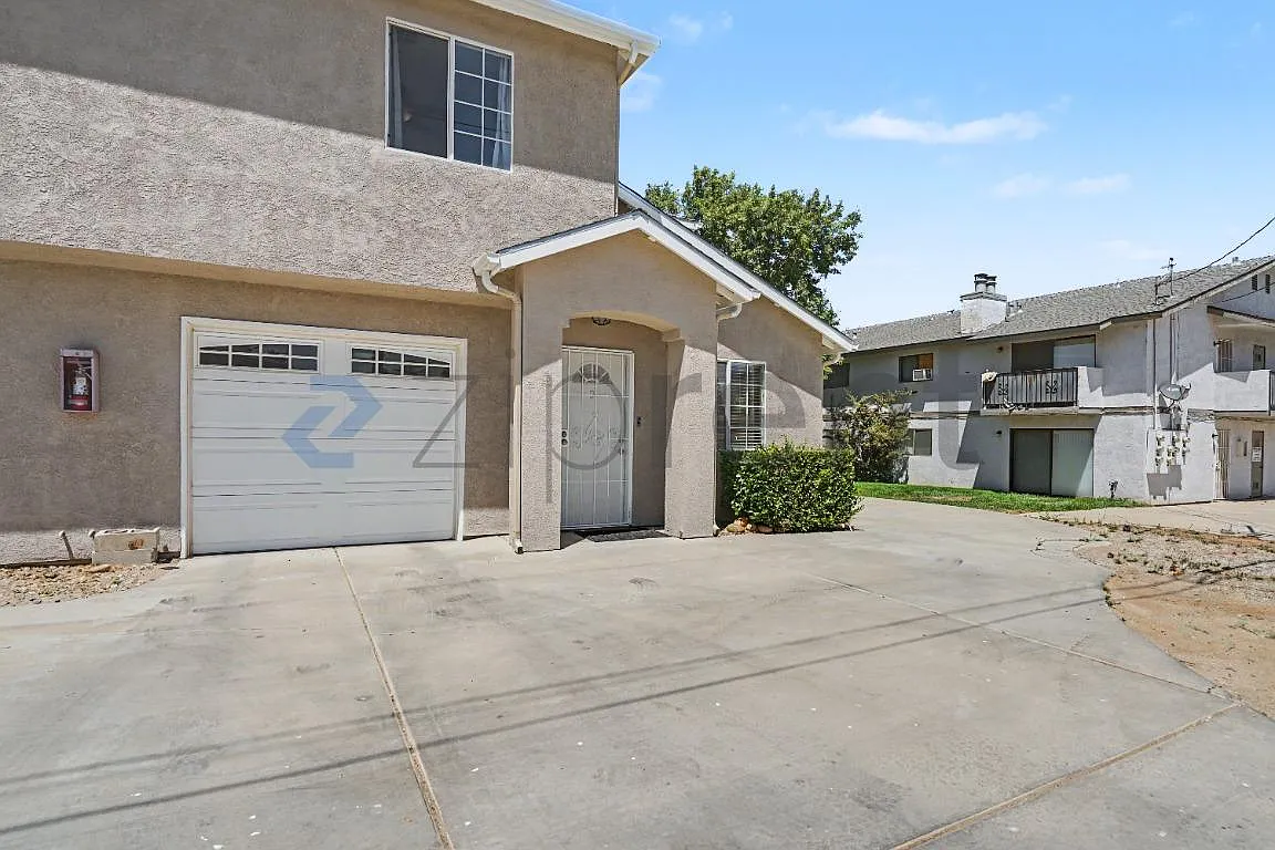 2 bed, 1.5 bath, 1000 sqft, $1,650 — Photo 2