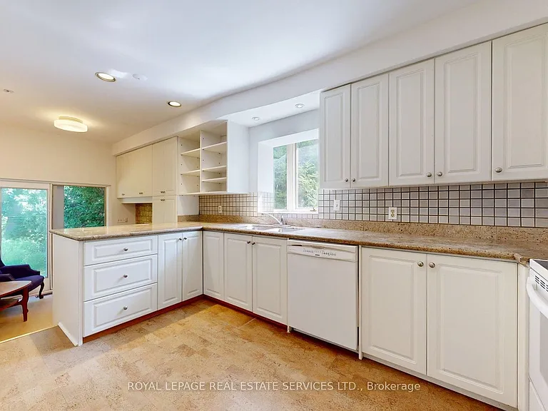 31 Burnhamthorpe Park Blvd — Photo 16