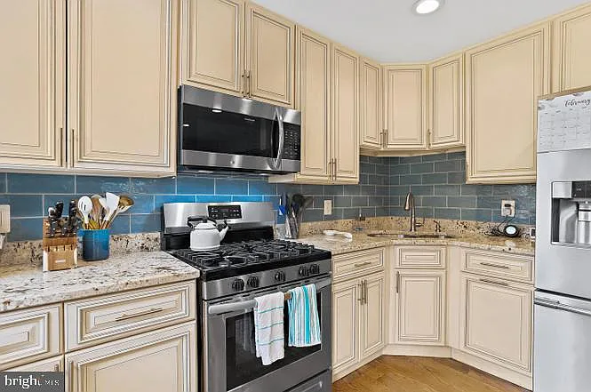 2347 S Arlington Ridge Rd — Photo 6