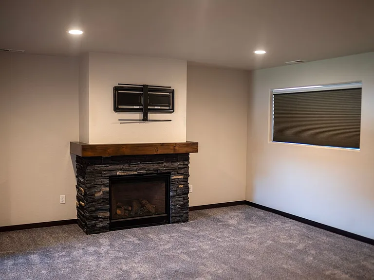 557 Mace Dr — Photo 21